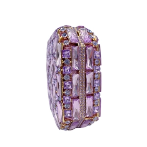 Détail d'une pochette de luxe en cristal violet avec cadre doré et strass brillants