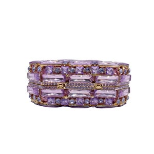 Détail d'une pochette en cristal violet avec charnières dorées et pierres précieuses