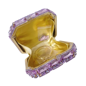 Pochette de soirée en cristal violet avec doublure dorée et bandoulière chaîne amovible