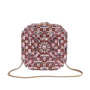 Détail de pochette de soirée en cristaux roses avec décor floral et chaîne dorée