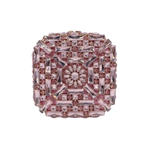 Gros plan d'une pochette carrée rose avec des motifs floraux complexes en strass