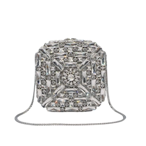 Détail macro d'une pochette en cristal argenté avec motif floral et chaîne serpent fine