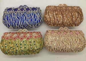 Détail de pochettes de soirée avec motifs floraux et vagues en quatre tons de cristal