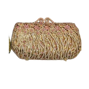 Détail de pochette de soirée avec motifs de vagues en strass roses et dorés complexes