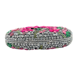 Détail de la pochette de soirée en cristal avec fleurs en émail rose et motifs de feuilles