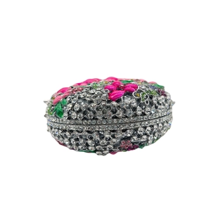 Détail d'une pochette en cristal avec fleurs en strass faites main et motifs roses