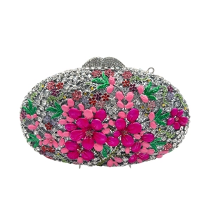 Détails de la pochette ovale avec cristaux argentés et décorations florales en émail