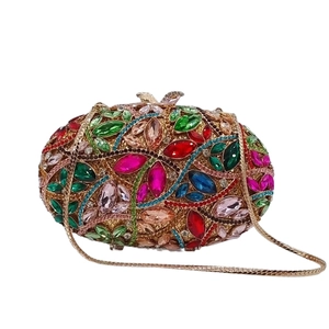 Pochette ovale de luxe avec strass multicolores et cadre en métal doré