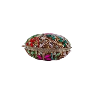 Détail de la pochette de soirée ovale avec motif floral complexe en strass colorés