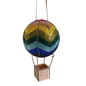 Détail de la pochette montgolfière en cristaux arc-en-ciel avec panier métallique