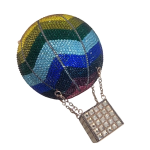Pochette de soirée en forme de montgolfière avec cristaux multicolores et chaîne dorée