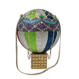 Vue détaillée des strass en cristal colorés étincelants sur un sac pochette ballon