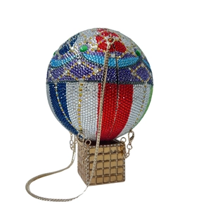 Détails de la pochette montgolfière en cristal avec strass multicolores et chaîne dorée
