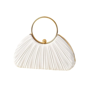 Elegante borsa da sera in raso bianco a pieghe con manico tondo dorato e chiusura a sfera