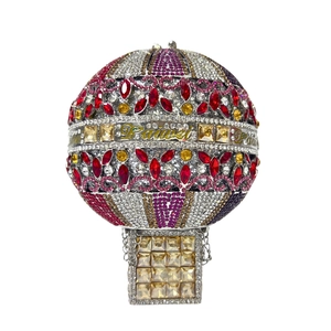 Pochette de soirée en forme de montgolfière sertie de strass rouges et dorés sur blanc