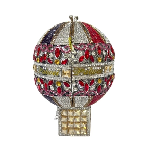 Détail du sac de soirée montgolfière de luxe orné de cristaux colorés et d'un panier
