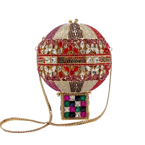 Détail du sac de soirée montgolfière avec cristaux colorés et chaîne en métal doré