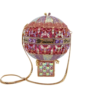 Vue détaillée du sac de soirée montgolfière en strass rose et violet avec chaîne dorée