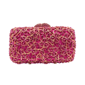 Detailansicht einer floralen Metall-Abendtasche mit lila Strasssteinen