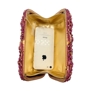 Offene Ansicht der luxuriösen Strass-Clutch in Rosérot mit goldenem Metall-Innenraum