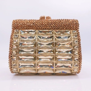 Bolso de fiesta dorado champán con cristales rectangulares grandes y detalles brillantes