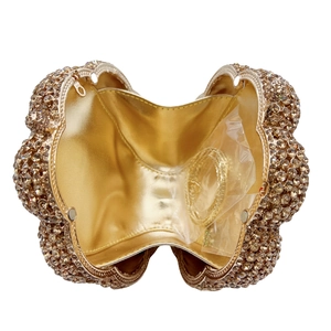 Borsa da sera a zucca traforata con strass scintillanti e catena in metallo dorato