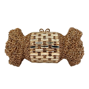 Détail d'une pochette de soirée en forme de bonbon avec strass et cristaux rectangulaires