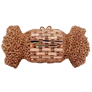 Détail de pochette de soirée bonbon or rose avec grands cristaux et strass brillants