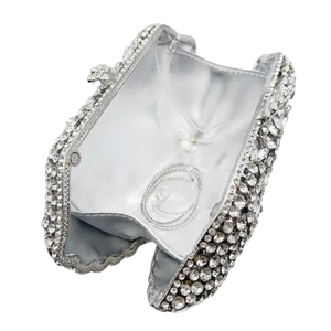 Pochette de soirée argentée ornée de strass et cristaux avec bandoulière chaîne