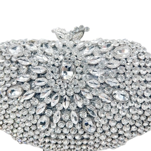 Vue détaillée de la pochette de soirée argentée avec motifs floraux en strass brillants
