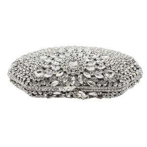 Détail du motif de fleur en cristal et fermoir argenté sur la pochette de soirée luxe