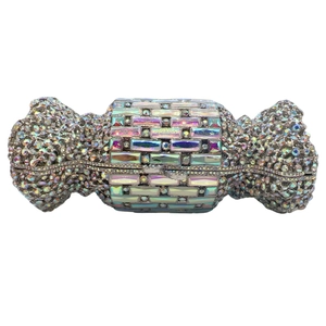 Détail d'une pochette de soirée en forme de bonbon avec strass colorés et cristaux