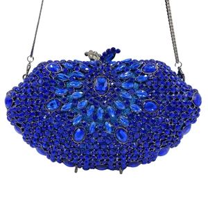 Détail de la pochette de soirée bleu foncé avec cristaux scintillants et chaîne en argent