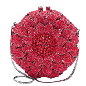 Détails de la pochette de soirée fleurie en strass rouges et métal ajouré
