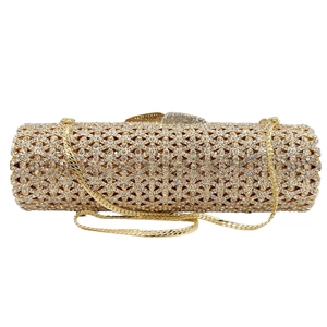 Dettaglio macro della clutch a cilindro con cristalli scintillanti e catena dorata