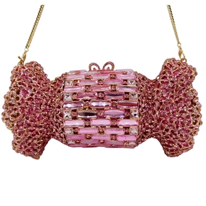 Détail macro d'une pochette de soirée en forme de bonbon avec cristaux roses et strass