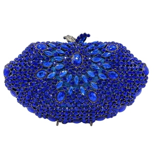 Détail d'une pochette de soirée en cristal bleu avec pierres brillantes et fermoir nœud