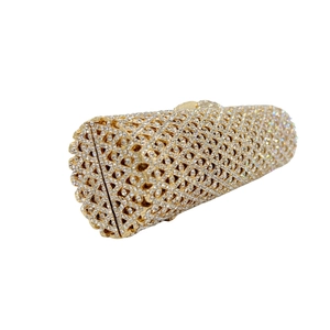 Pochette cilindrica dorata traforata con cristalli e strass scintillanti