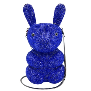 Détail de la pochette lapin bleu roi ornée de strass brillants et chaîne en métal