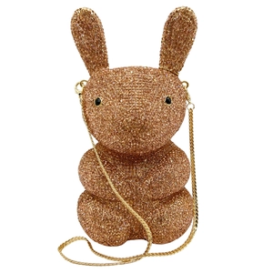 Gros plan d'un sac de soirée lapin strassé doré champagne avec chaîne métallique fine