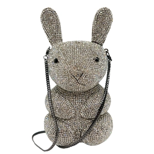 Détail du sac de soirée lapin en strass argentés avec yeux perlés noirs et chaîne en métal