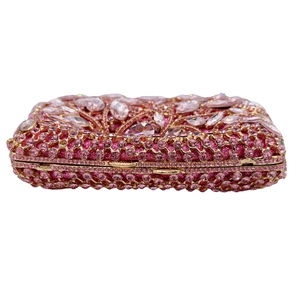Détail de la pochette de soirée rose avec cristaux et grandes pierres précieuses