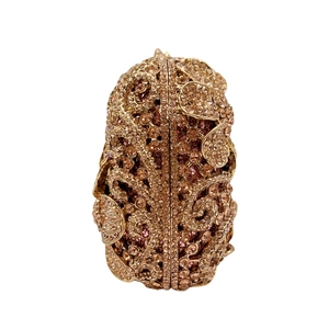 Détail de pochette de soirée dorée champagne avec strass et motifs floraux