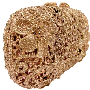 Pochette de soirée chic couleur champagne avec strass floraux et cristaux de luxe
