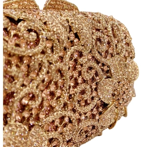 Détails de motifs floraux en cristal sur une pochette de luxe couleur champagne doré