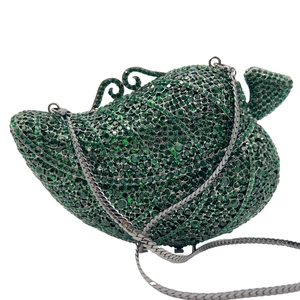 Dettaglio borsa da sera a foglia con strass verde smeraldo e catena metallica argento