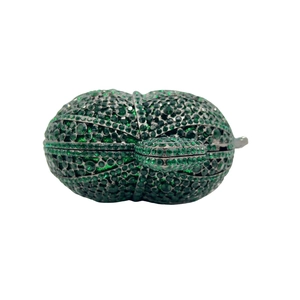 Dettaglio della pochette in cristallo a foglia con strass verde scuro e telaio in metallo