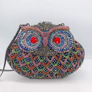 Detailansicht der Eulen-Abendtasche mit bunten Strasssteinen und roten Edelsteinaugen