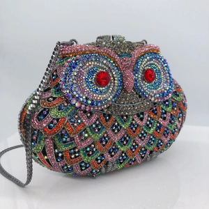 Detailansicht der Eulen-Clutch mit bunten Strasssteinen und roten Edelsteinaugen