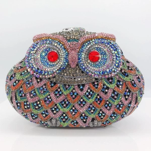 Detailaufnahme der Eulen-Clutch mit bunten Straßsteinen und roten Kristallaugen
